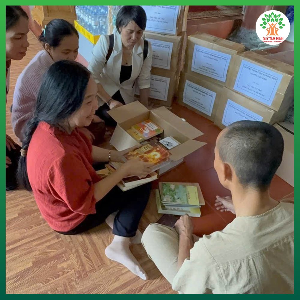 Quỹ Tâm Minh tặng sách tại chùa Cổ Lôi