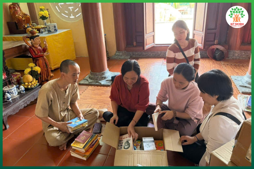 Quỹ Tâm Minh tặng sách tại chùa Cổ Lôi